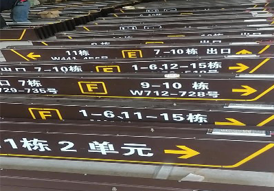 芷江县广告标识中，常见的几种安装方式。